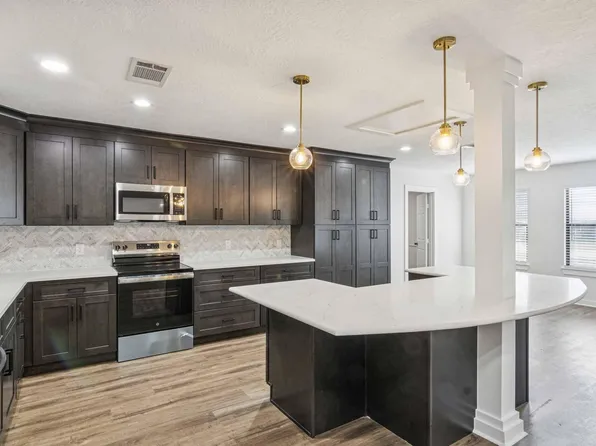 305 James St, Winnie, TX 77665