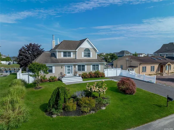 17 Marlin Road, East Quogue, NY 11942