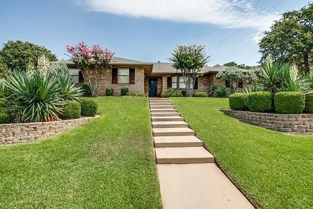 1st image of 104 Pebble Beach Dr