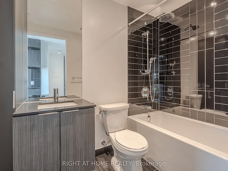 448 Burnhamthorpe Rd W — Photo 15