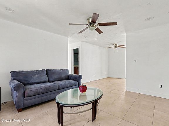 4th image of 819 Almond Blvd