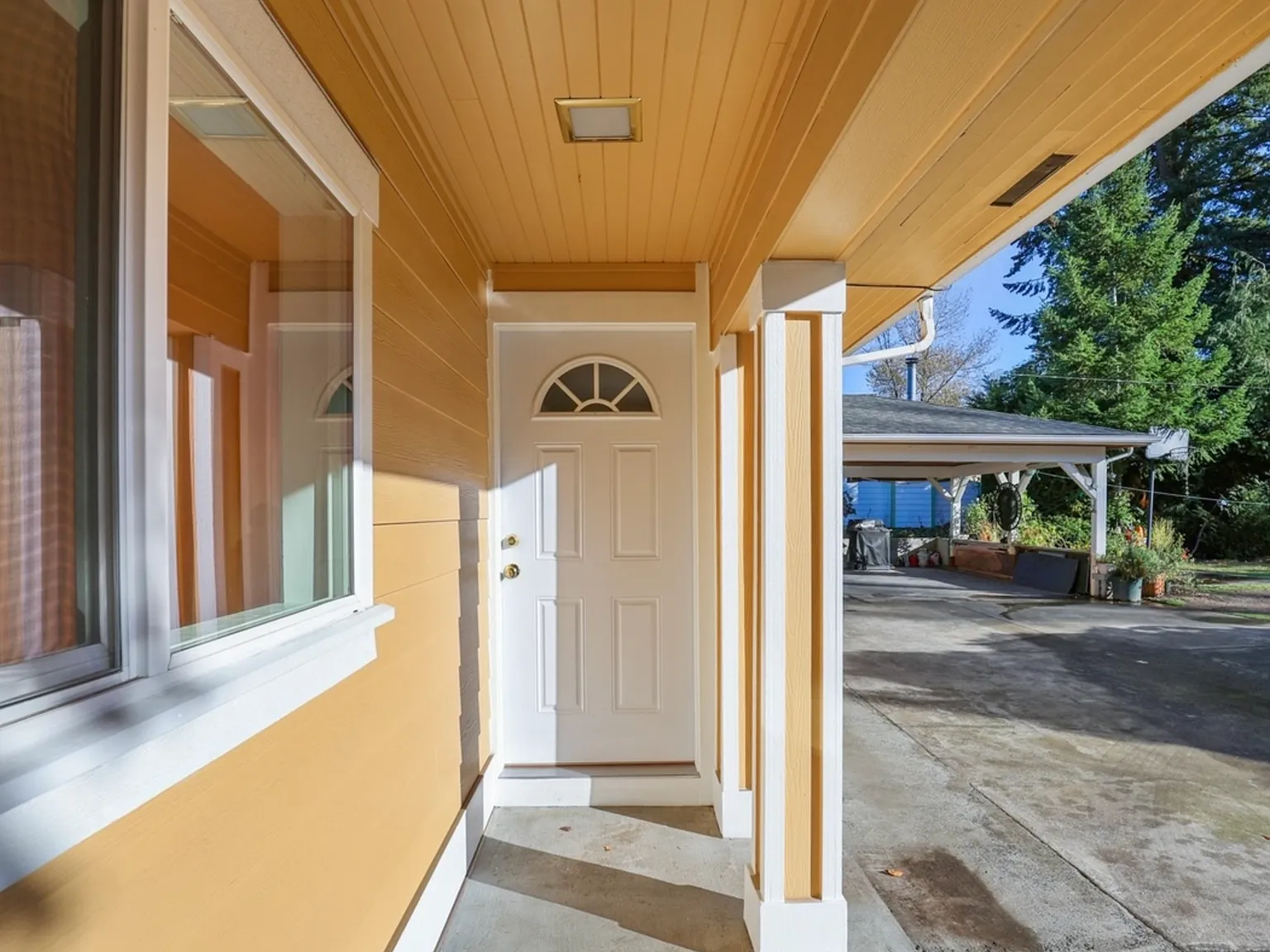 4 bed, 2400 sqft, $3,800 — Photo 2
