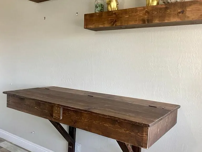 Built in desk & shelves