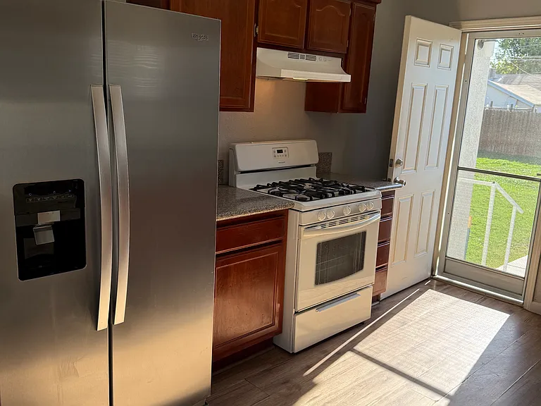 1024 Doyle St — Photo 9