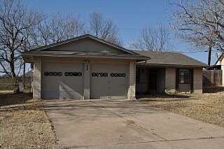 1st image of 804 Phillips Dr