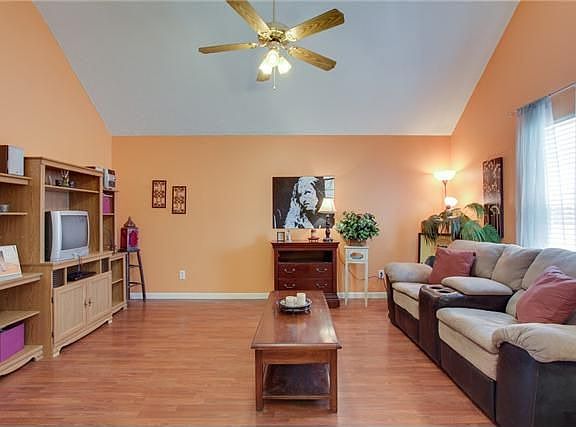 3rd image of 2527 Lismore Dr