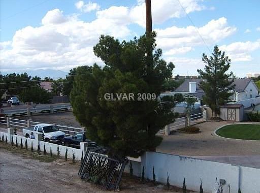 3rd image of 7940 La Cienega St