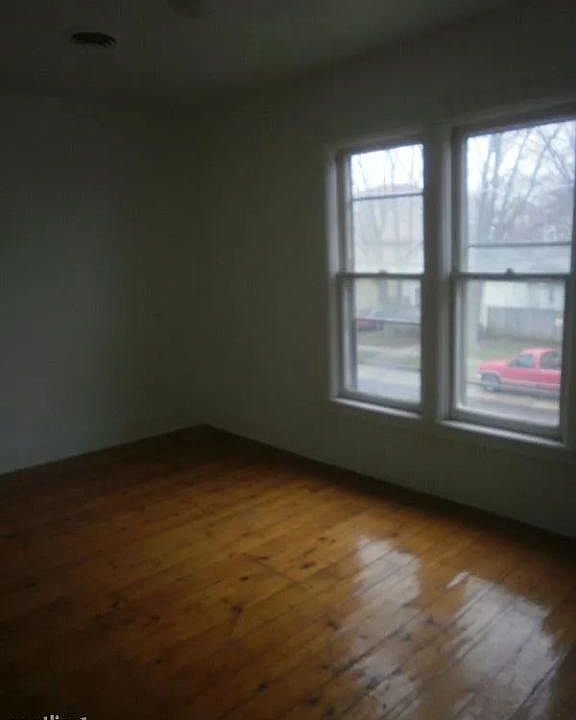 2nd image of 522 1/2 W Douglas St