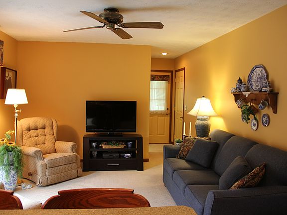 5th image of 20 Susanne Dr