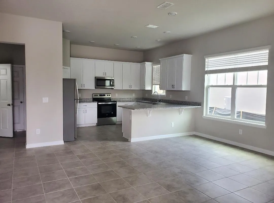 3 bed, 2.5 bath, 1801 sqft, $2,400 — Photo 3