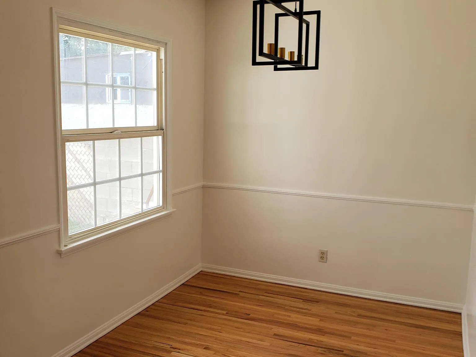 3 bed, 1052 sqft, $2,995 — Photo 2