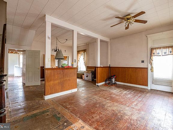 5th image of 209 W Franklin St