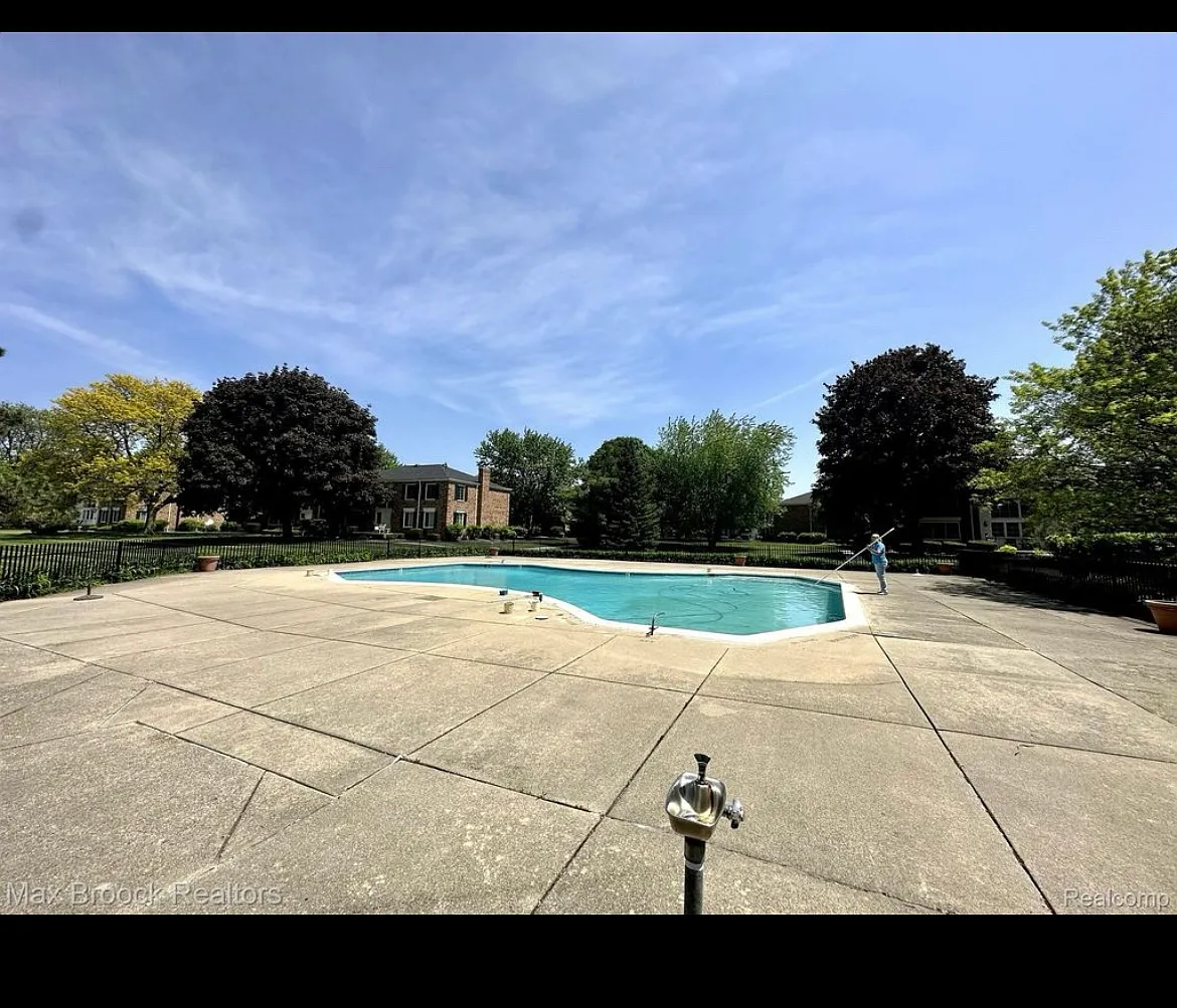 468 Fox Hills Dr S — Photo 1