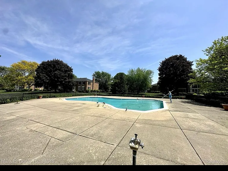 468 Fox Hills Dr S #6 — Photo 1