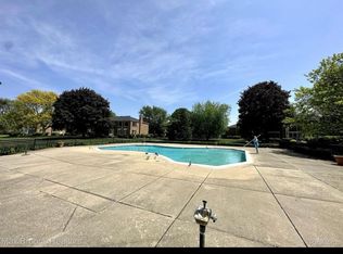 468 Fox Hills Dr S APT 6, Bloomfield Hills, MI 48304
