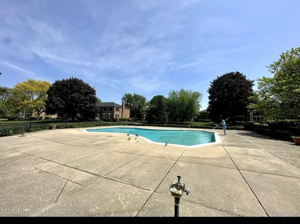 468 Fox Hills Dr S, Bloomfield Hills, MI