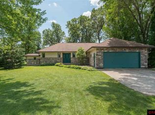 900 Lakeview Rd, Lake Crystal, MN 56055