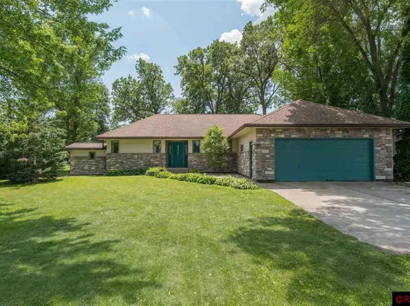 900 Lakeview Rd, Lake Crystal, MN 56055