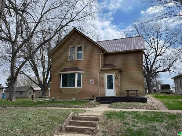 205 Elm St, Ireton, IA 51027