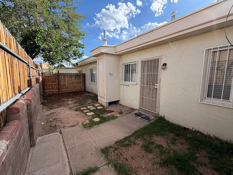 1 Bedroom W/ Large Yard, Storage & Carport In Great North Unm Area — Photo 13