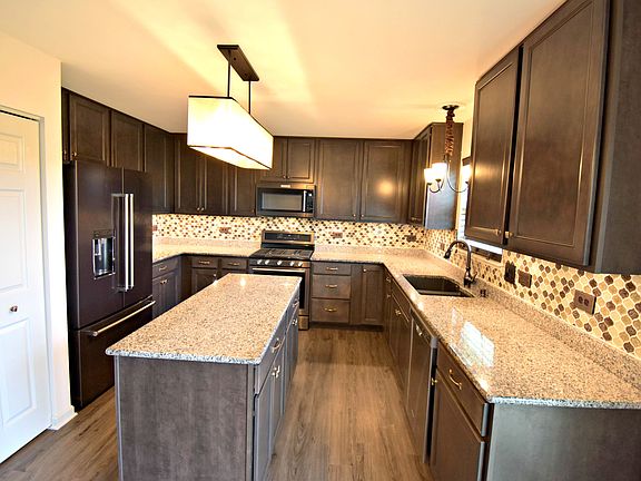 4th image of 393 Fieldstone Dr