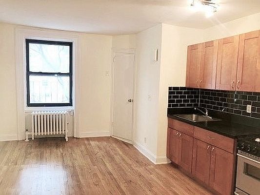 2nd image of 7 1/2 Jane St #5R