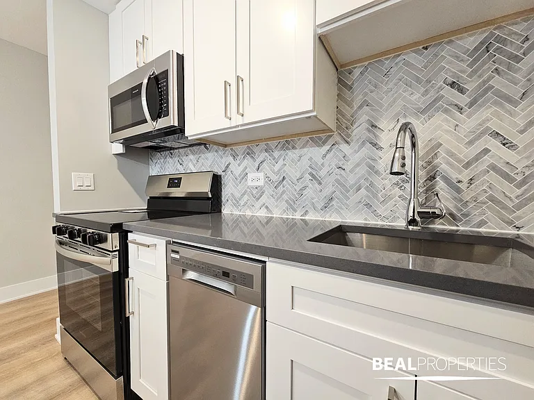 555 W Stratford Place — Photo 33