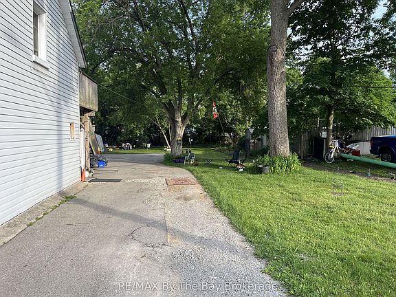 3rd image of 13 Henry St