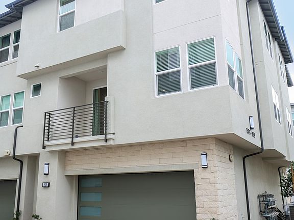 Outside, corner unit on walkway path