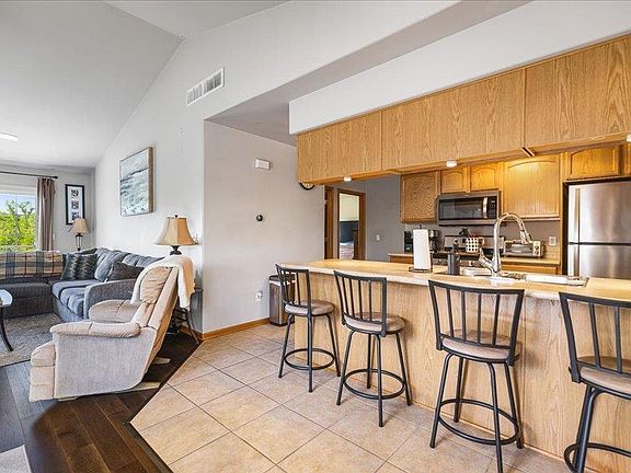 5th image of 615 Queens Ct