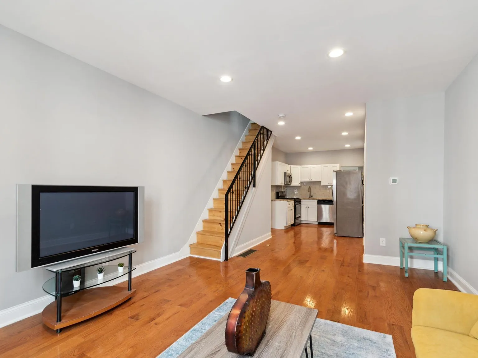 3 bed, 1.5 bath, 940 sqft, $1,700 — Photo 3