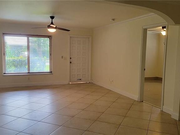 4th image of 560 SE 23rd Ave