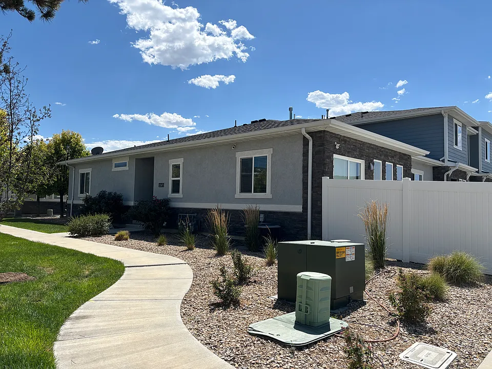 1347 W Bridal Veil Dr