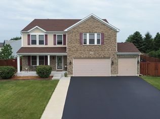 333 Greenview Ct, Poplar Grove, IL 61065