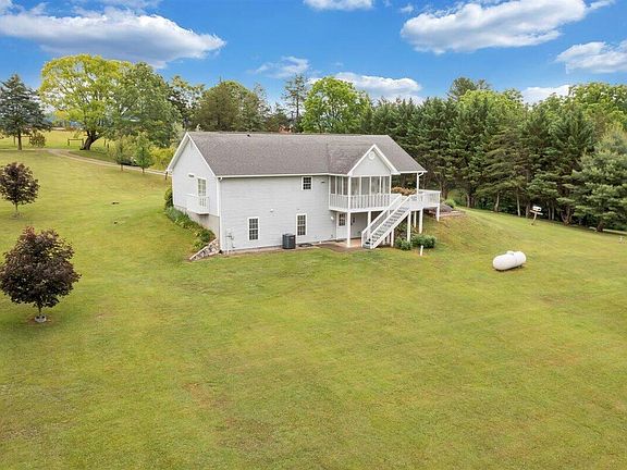 2nd image of 1938 Cedar Ln