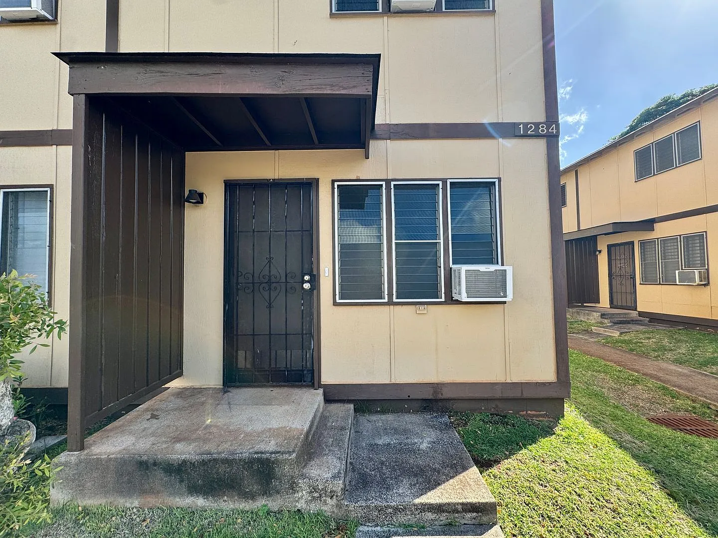 Beautifully Maintained 2-Bed 1.5-Bath Townhouse w/ Parking — Photo 2
