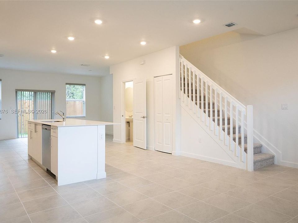 1st image of 204 SE 10th Ct #204