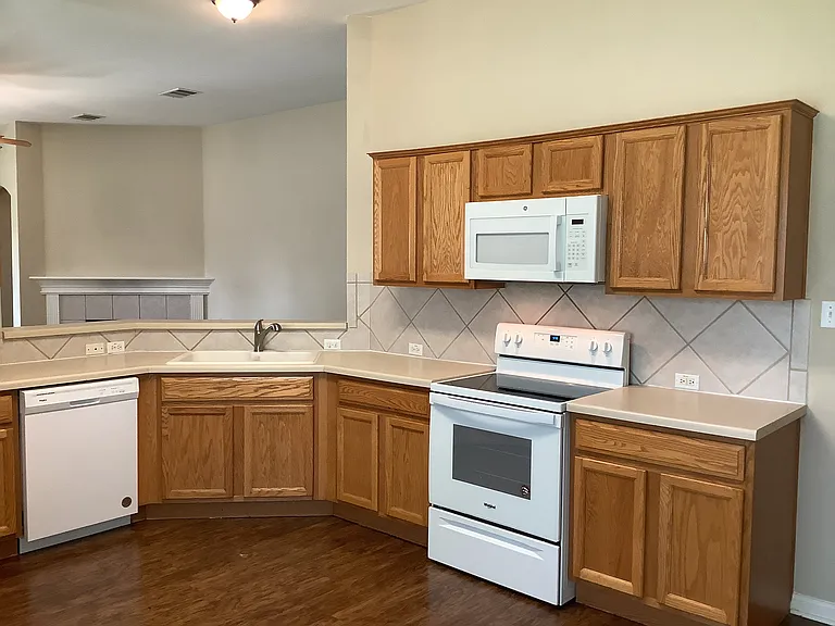 101 Hanstrom Dr — Photo 2