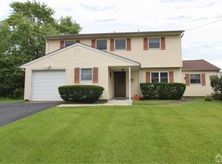 16 Back Dr, Edison, NJ 08817