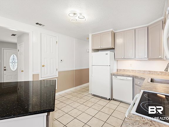 4th image of 4375 Champlain Ave