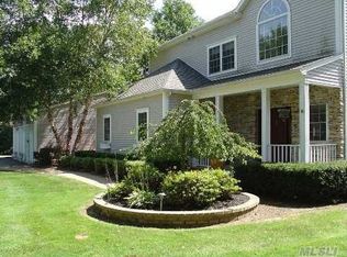 338 Edgewood Ave, Smithtown, NY 11787