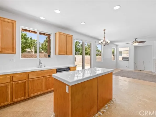 39221 Chantilly Ln, Palmdale, CA 93551