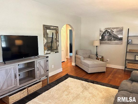 3rd image of 1130 W Lombard St