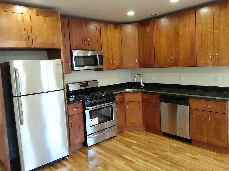 3 bed, 1400 sqft, $4,800 — Photo 2