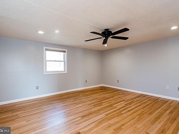 3rd image of 110 Oak Springs Dr
