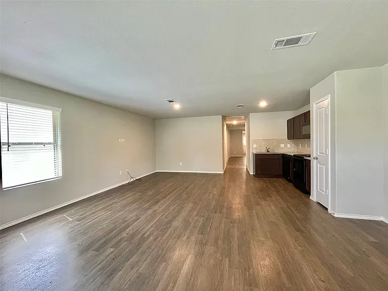 126 E Ash St — Photo 5