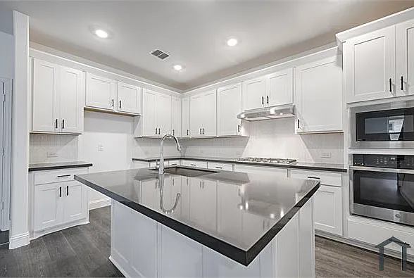 4 bed, 1900 sqft, $3,200 — Photo 2