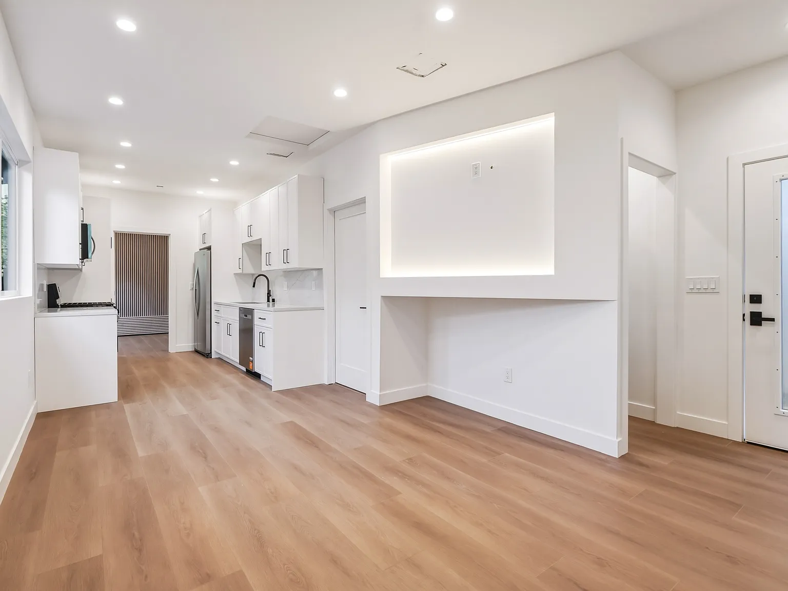 2 bed, 1000 sqft, $2,970 — Photo 3