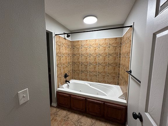 4th image of 544 N Centennial St