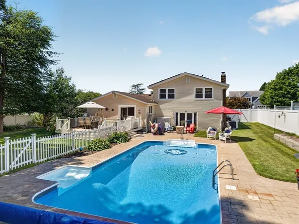 6 Topaz Ln, Dartmouth, MA 02747